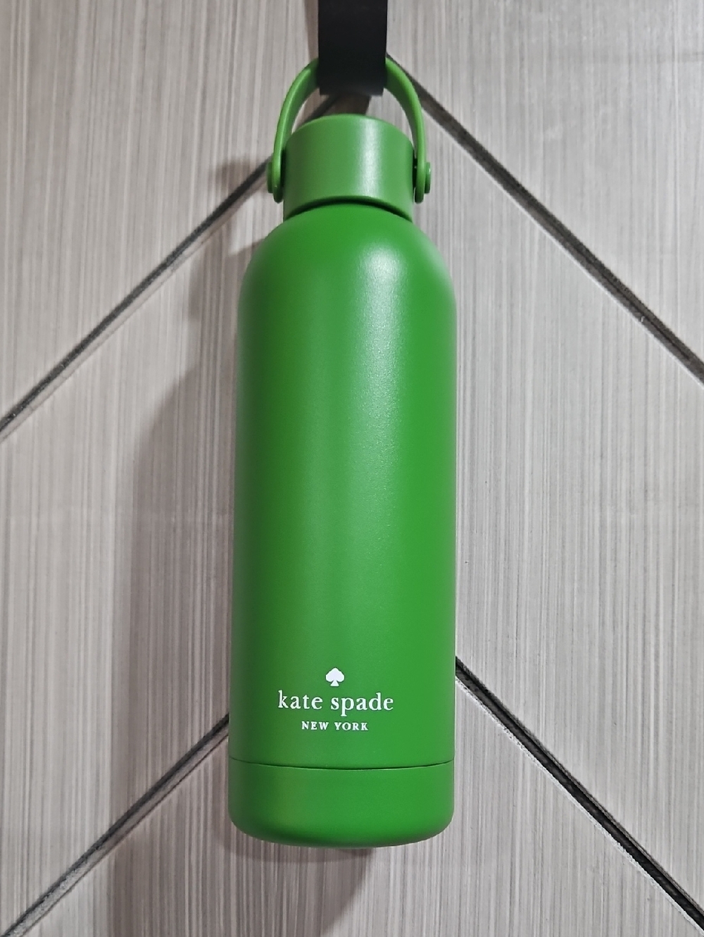 kate spade bright green insulated bottle with carry loop